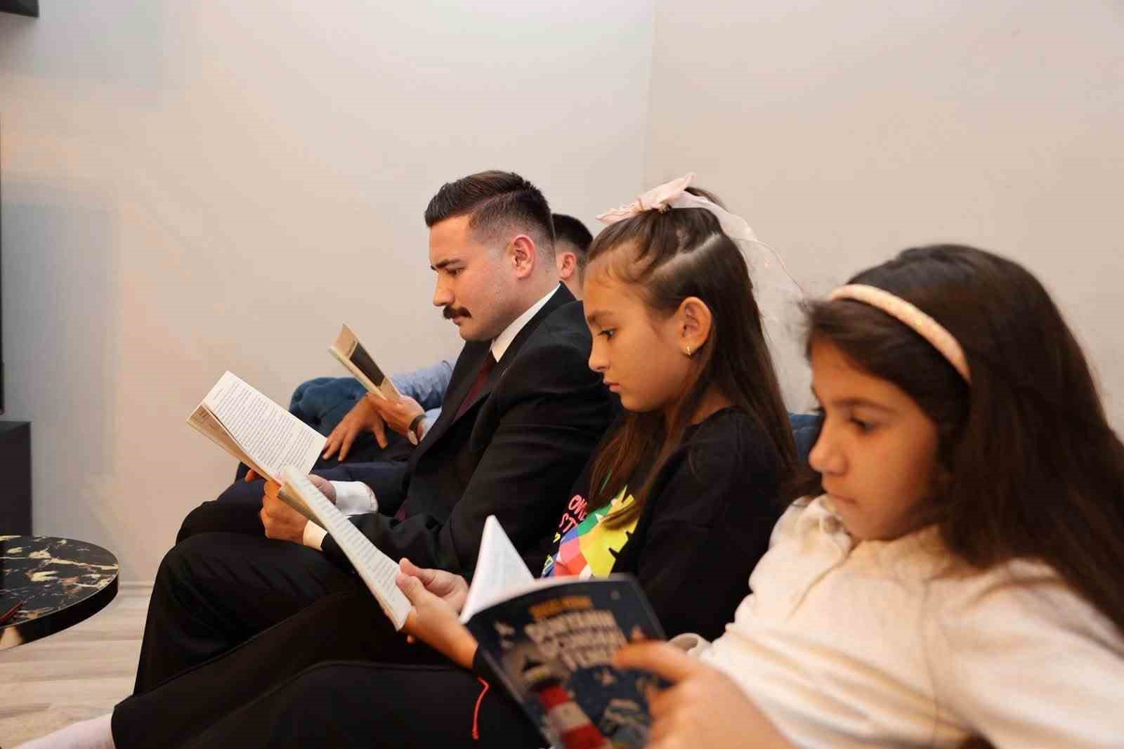 Gökçeada’da başlatılan kitap okuma projesi giderek büyüyor
