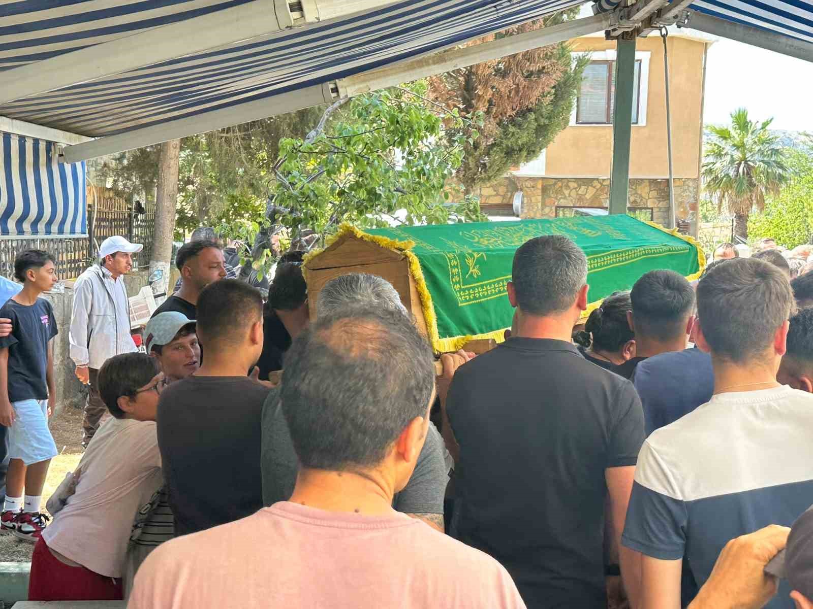 Gökçeada’da motosiklet ile otomobilin karıştığı kazada hayatını kaybeden çocuk toprağa verildi

