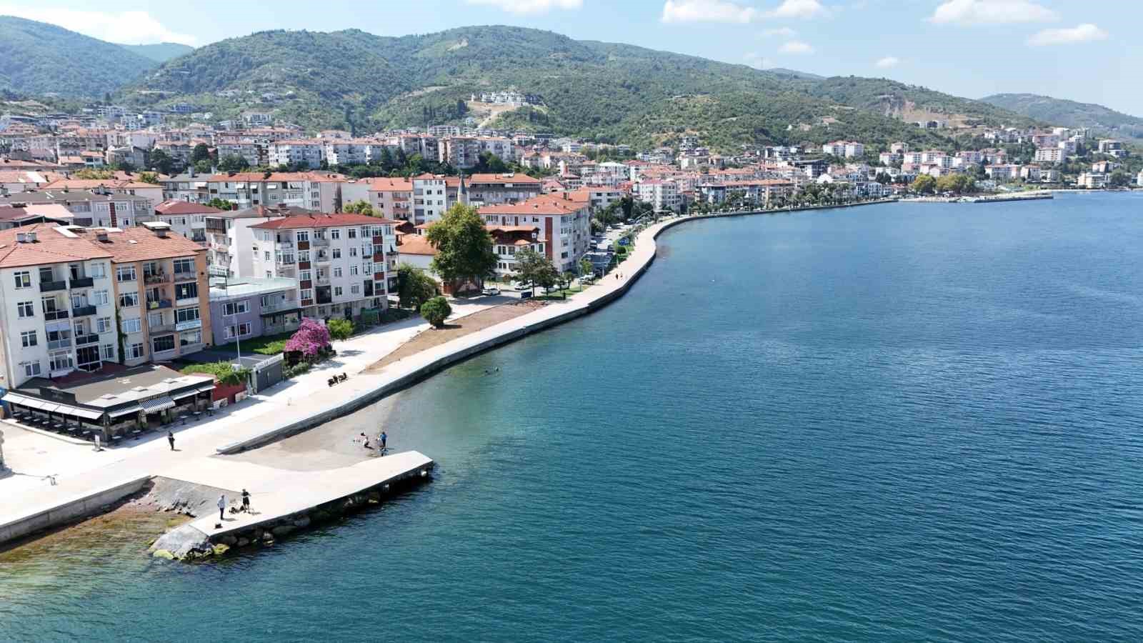 Gölcük Değirmendere sahiline 200 metrelik dalgakıran inşa edildi
