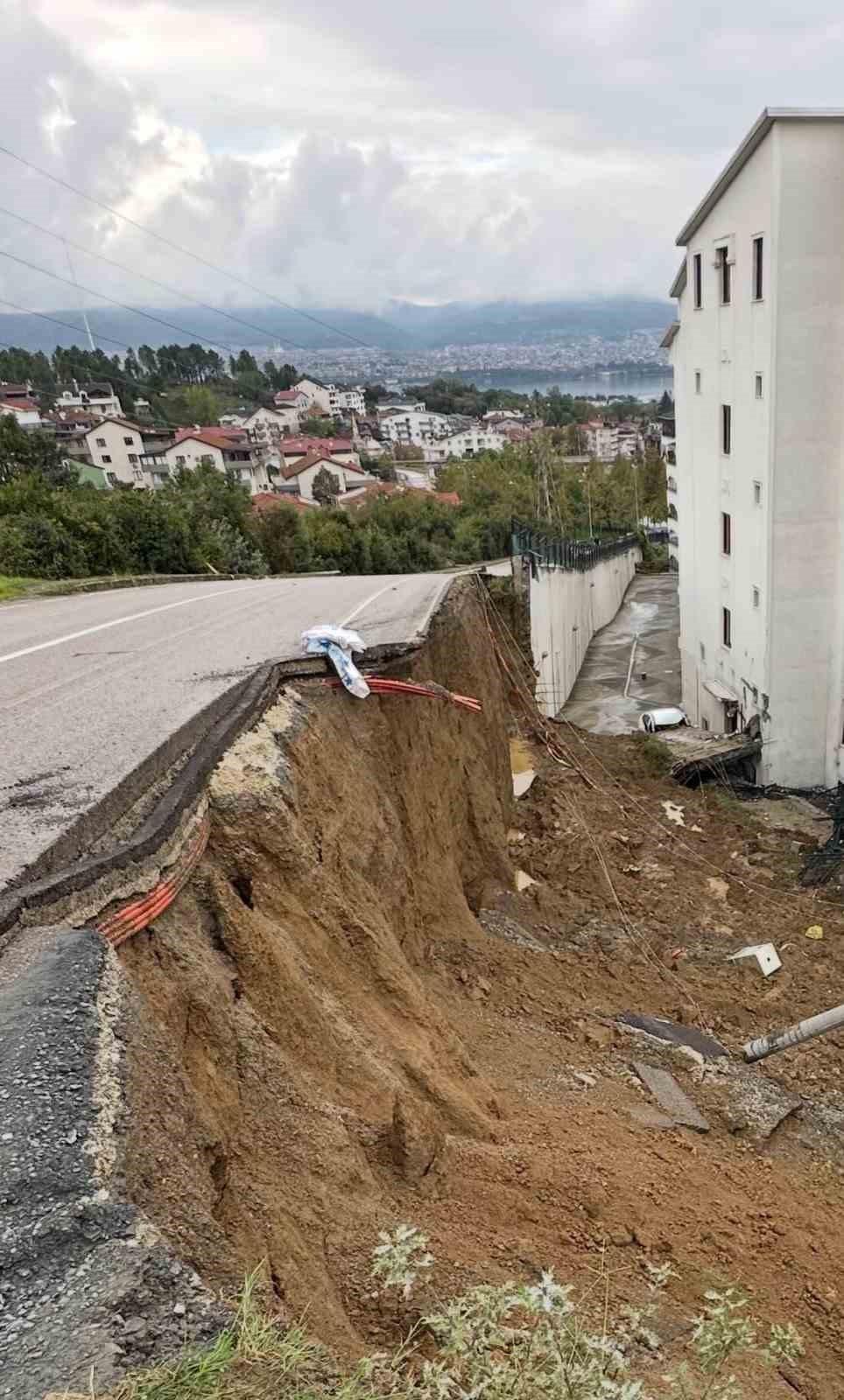 Gölcük’te 65 kişinin yaşadığı bina tahliye edildi
