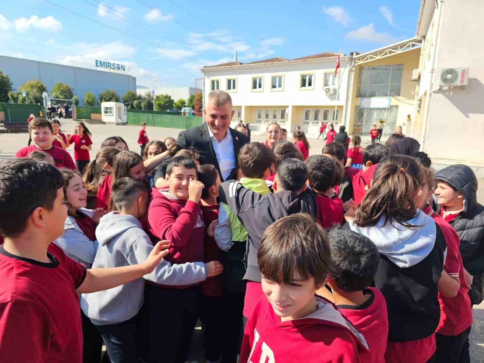 Gölcük’te yıkım kararı verilen okul için 4 sınıflı prefabrik yapı kuruldu
