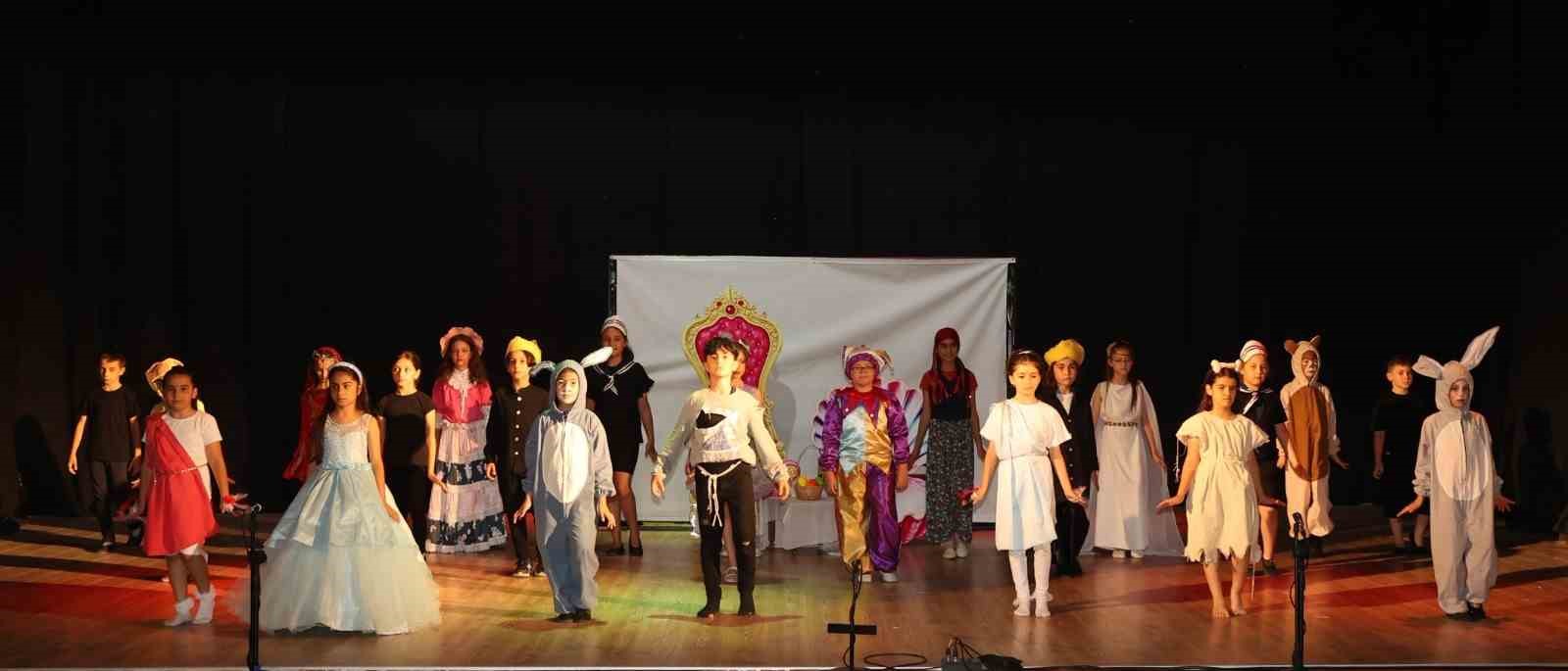 Gönenli öğrencilerden "Oyuncak" adlı tiyatro gösterisi
