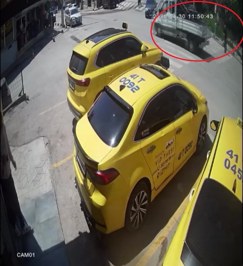 Görme engelli yayanın zor anları kamerada
