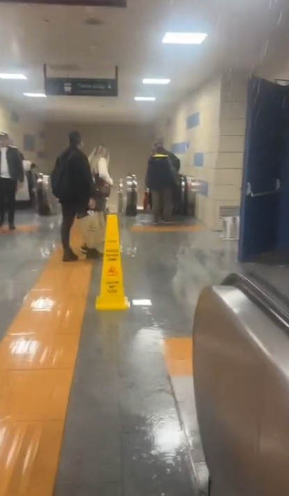 Hacıosman metro durağını su bastı: Tavandan akan suları görenler şaşırdı
