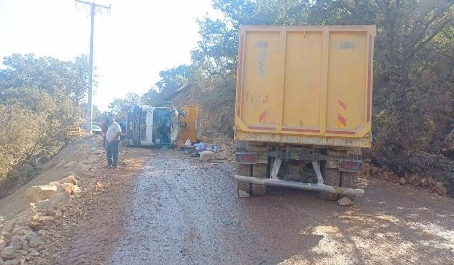 Hafriyat kamyonları çarpıştı; 2 yaralı

