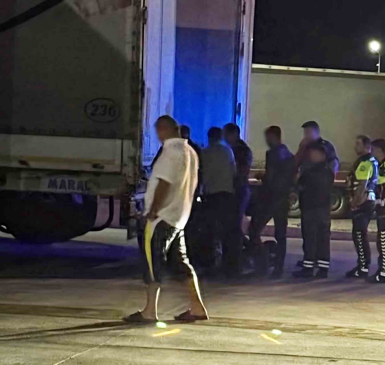 Hamzabeyli tır larkında 3 düzensiz göçmen yakalandı
