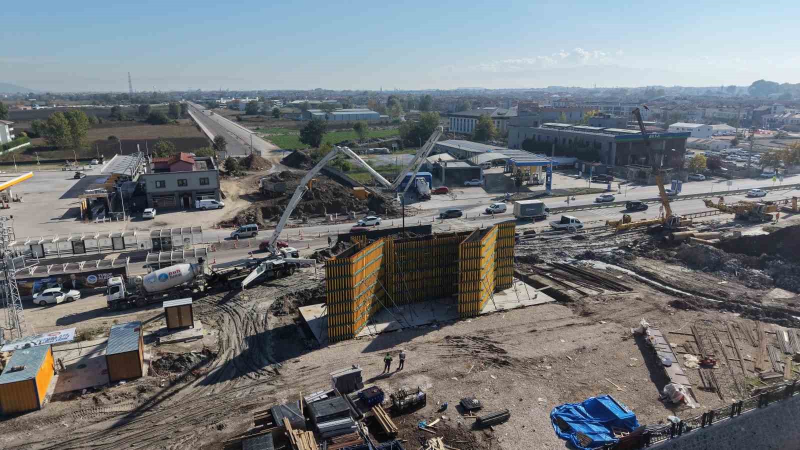 Hastane ile şehir merkezi ulaşımını kolaylaştıracak köprüde ilk ayağın betonu döküldü
