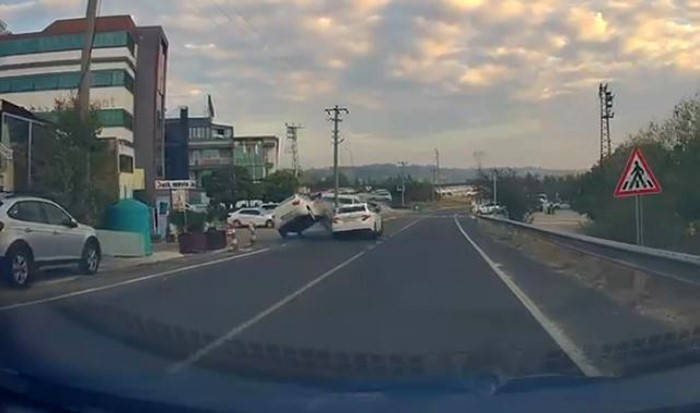 Hastane önünde korkutan çarpışma: Kazaya ilk müdahale hastane personelinden
