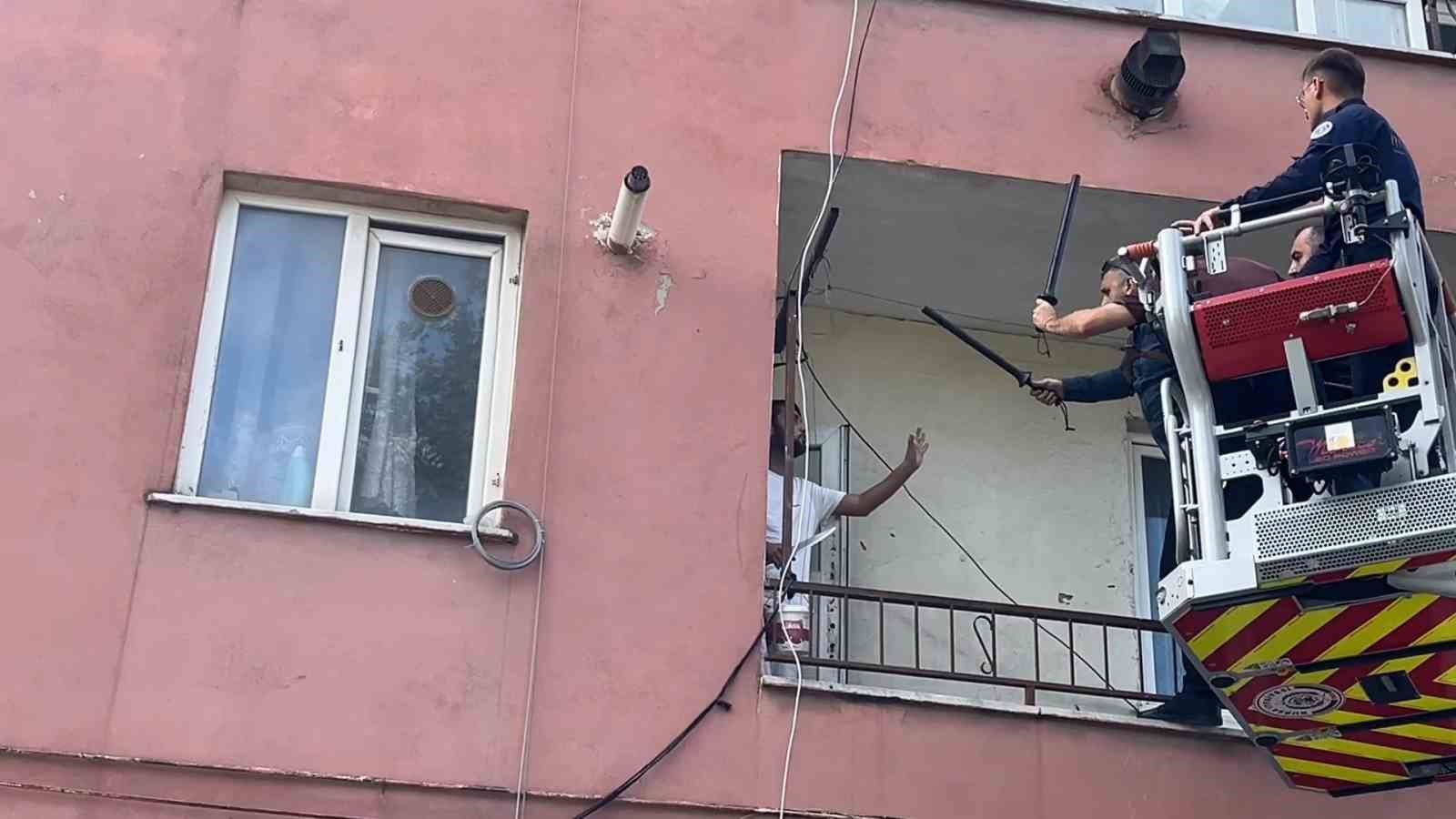 Hastaneye yatmamak için polise bıçak çekip direndi..
