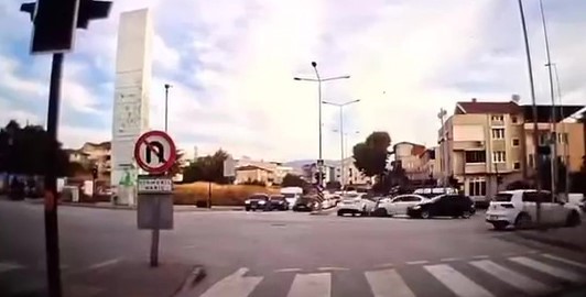 Hatalı dönüş yapan otomobil kazaya neden oldu
