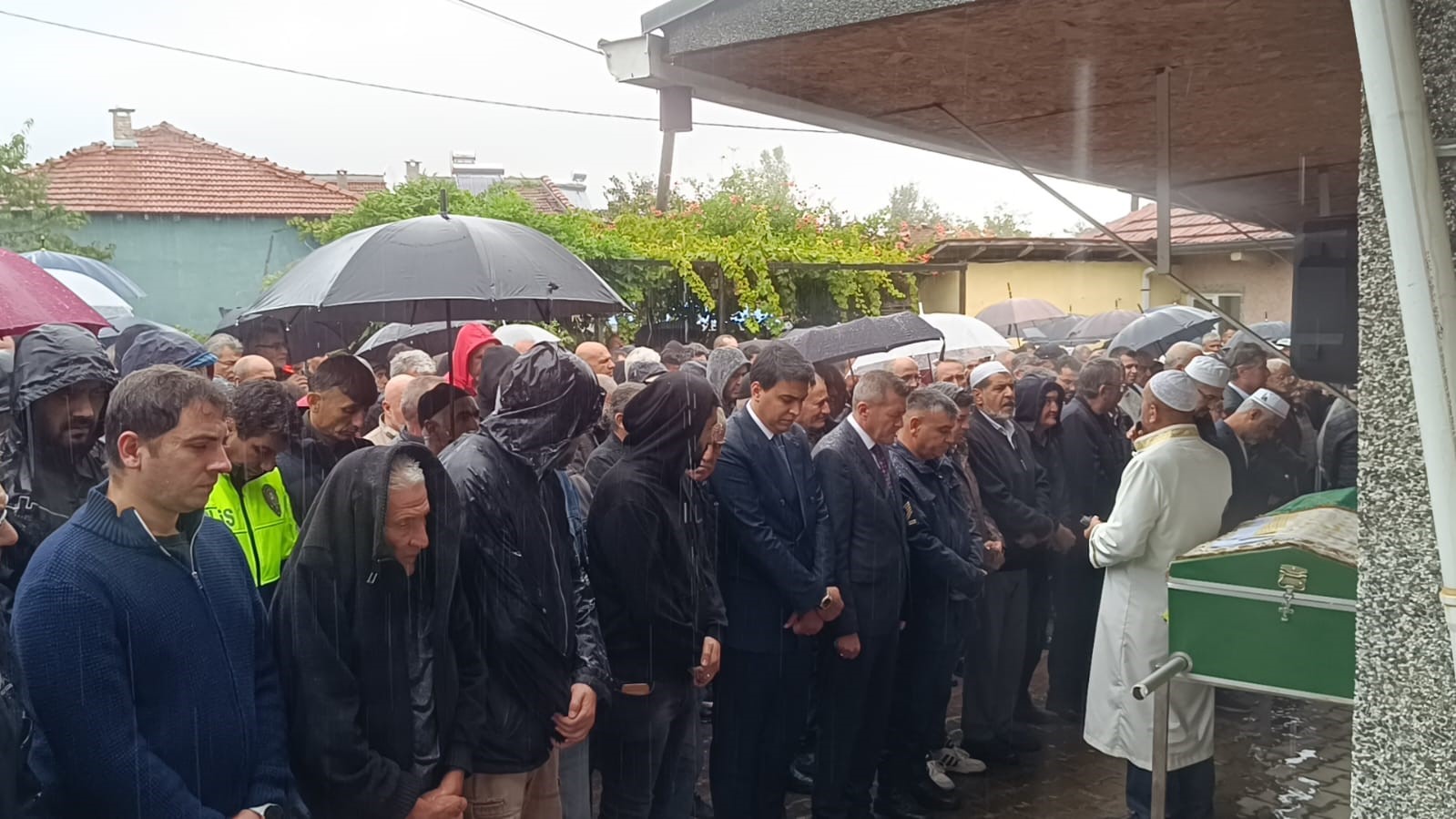 Hayatını kaybeden okul müdürü gözyaşları arasında toprağa verildi
