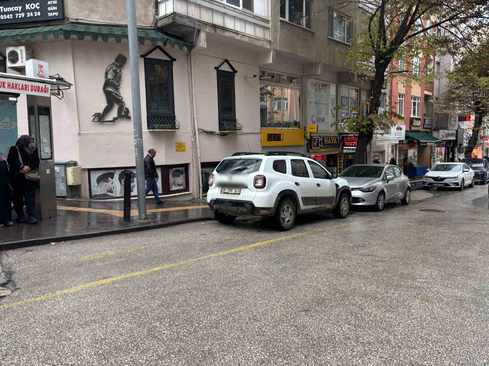 Hem ters şeritten geldi hem de minibüs durağına park etti
