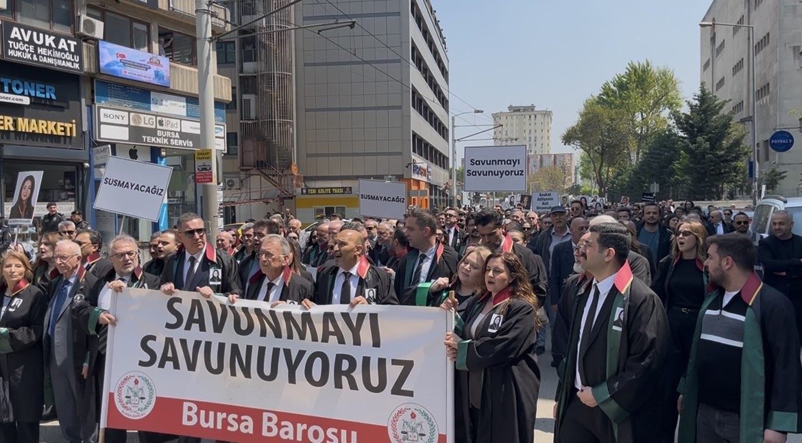Hukuk camiası Bursa’da  genç avukat için adalet yürüyüşü düzenlendi
