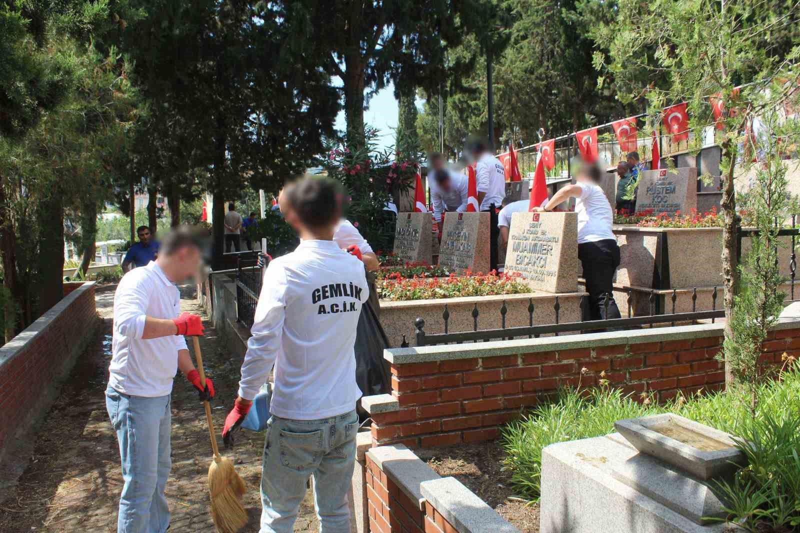 Hükümlü ve cezaevi personelinden şehitliğe anlamlı ziyaret
