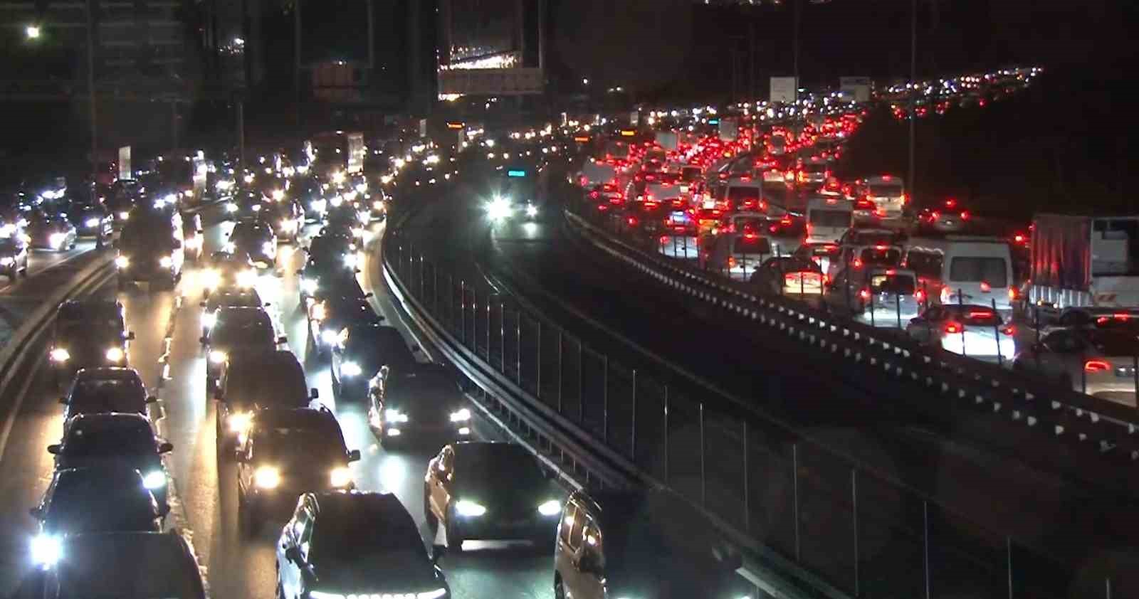 İBB Yol Bakım ve Onarım Dairesi tarafından iş çıkışı E5’te yol çalışması tepkilere neden oluyor
