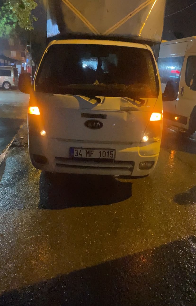 İETT otobüsünün önünü kesti, dakikalarca yol vermedi
