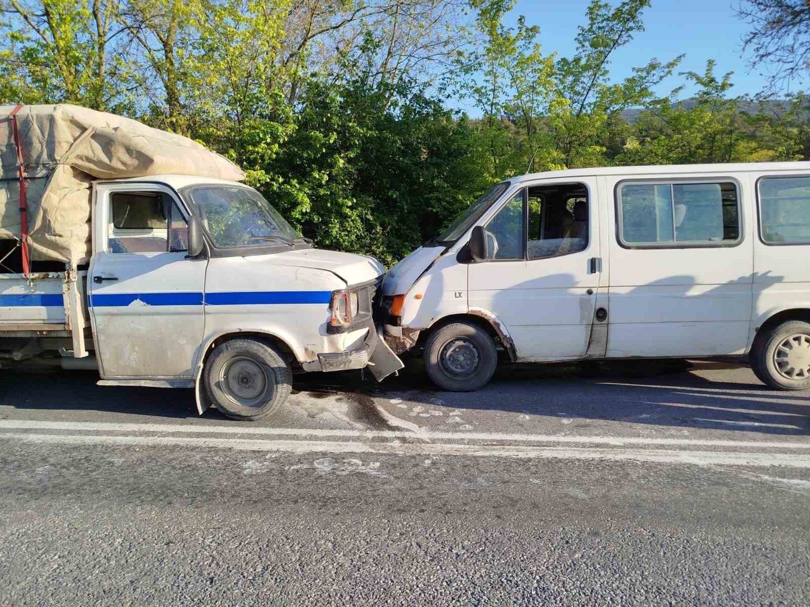 İki araç kafa kafaya çarpıştı, 1 yaralı
