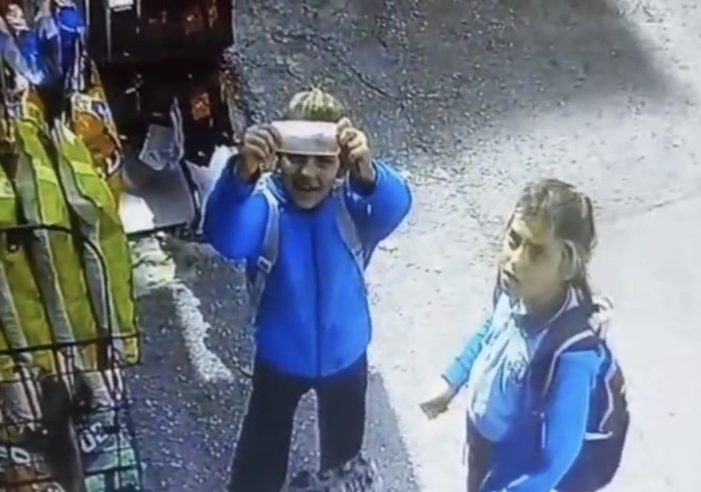 İki öğrencinin örnek davranışını kamera böyle görüntüledi
