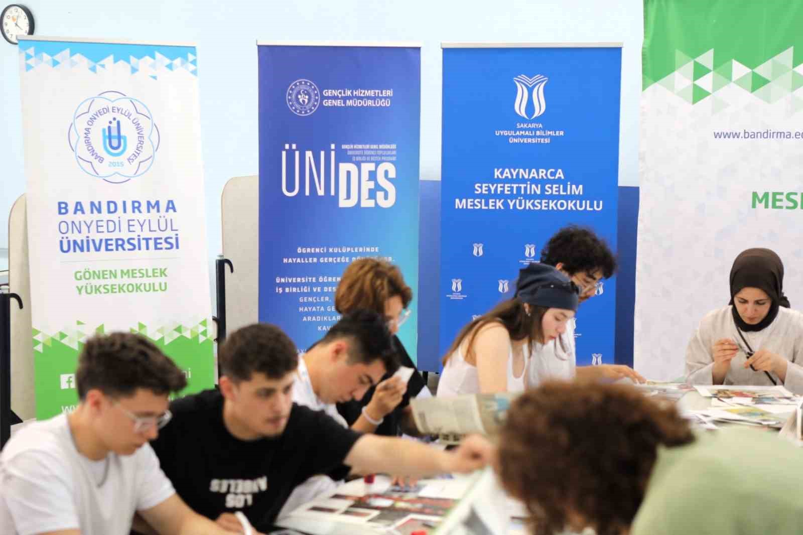 İki üniversitenin öğrencileri bir araya gelerek bilgi alışverişi yaptı
