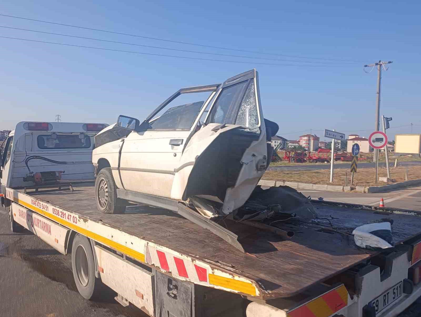 İkiye bölünen otomobilden sağ çıktı
