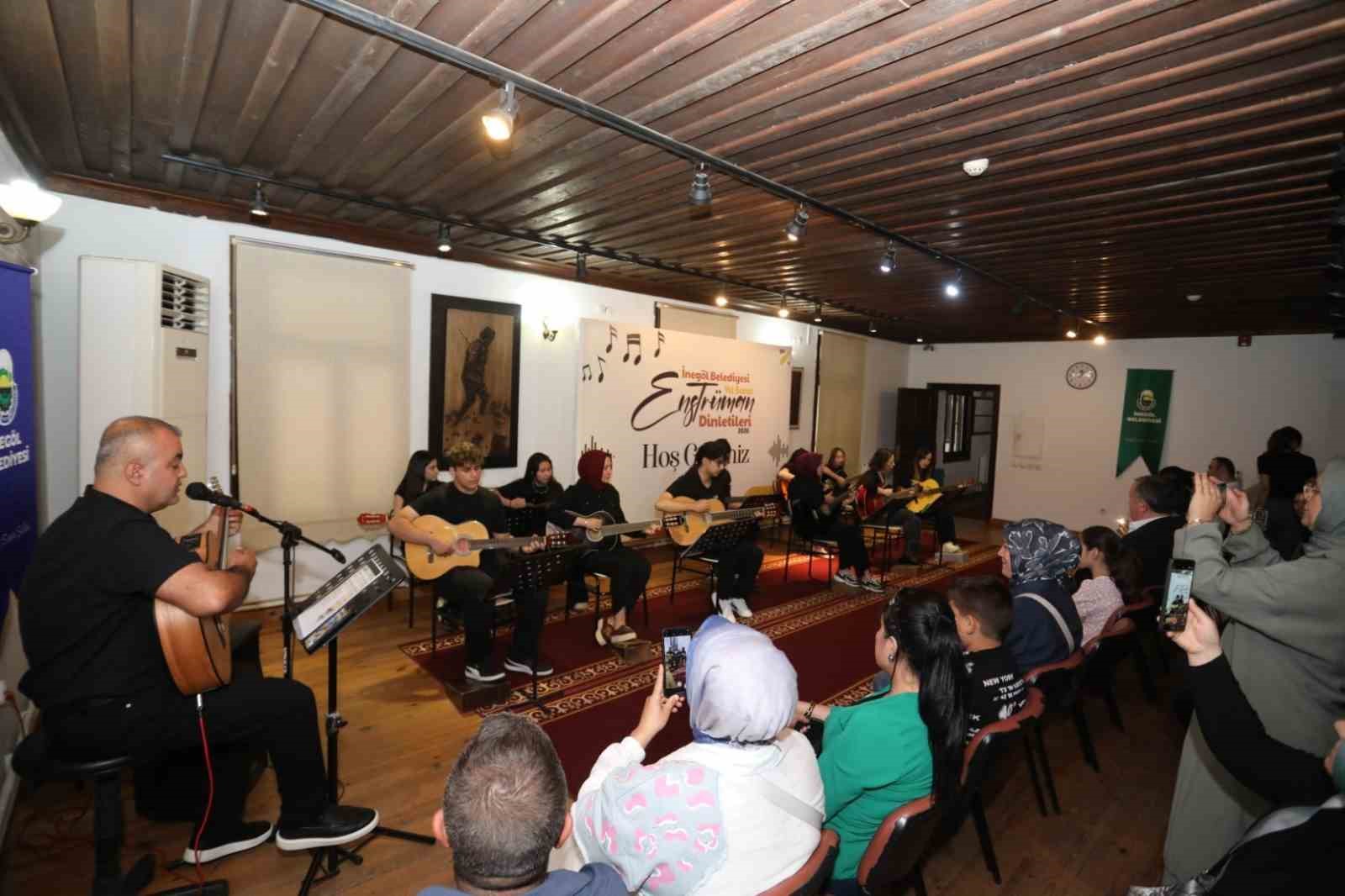 İnegöl Belediyesi’nin gitar kursu kursiyerleri sertifikalarını aldı
