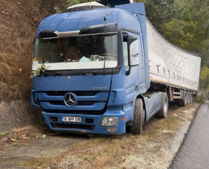 İnegöl’de şeker yüklü tır yağmur suyu kanalına uçtu
