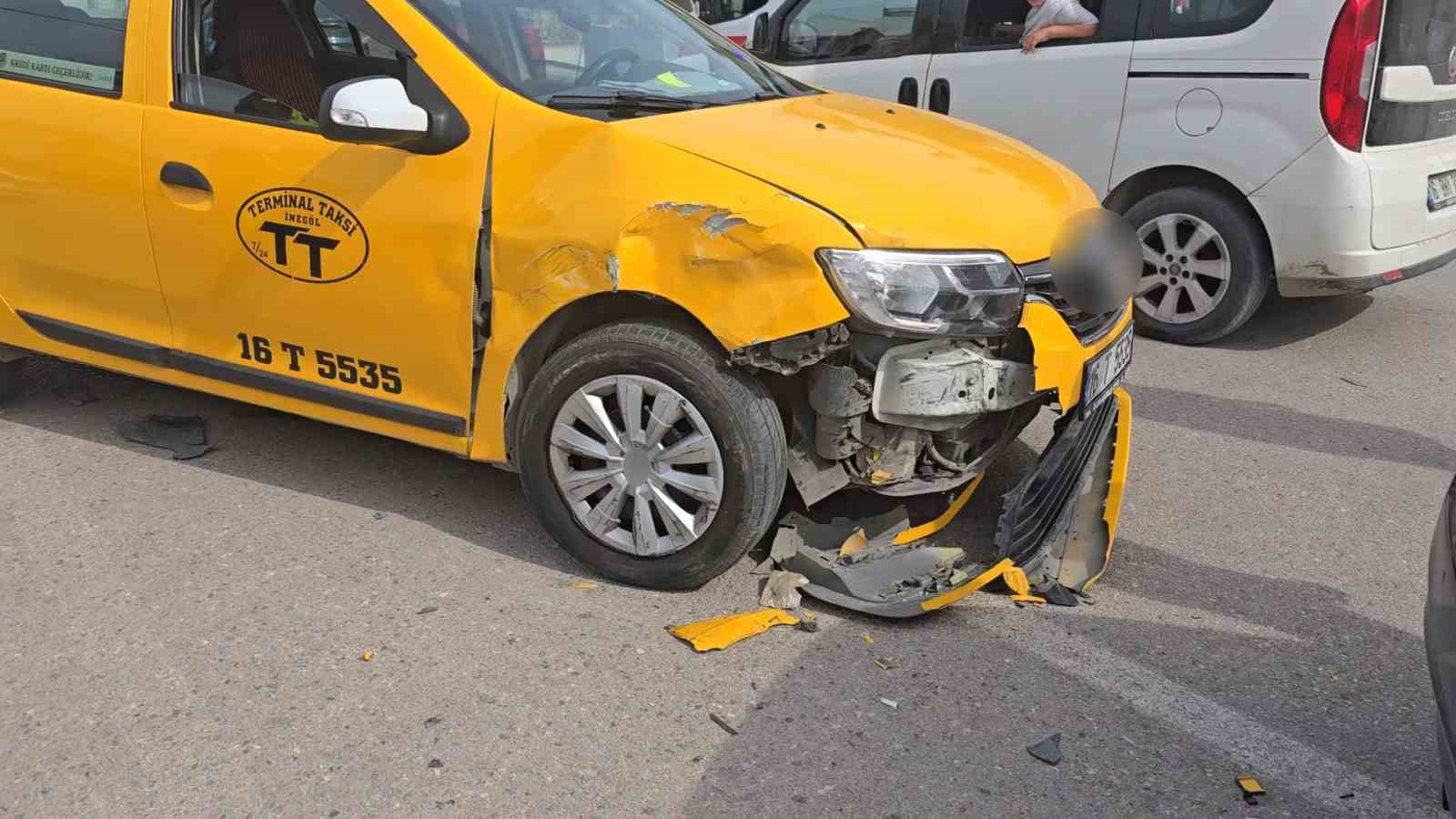 İnegöl’de taksi ile otomobil çarpıştı: 2 yaralı
