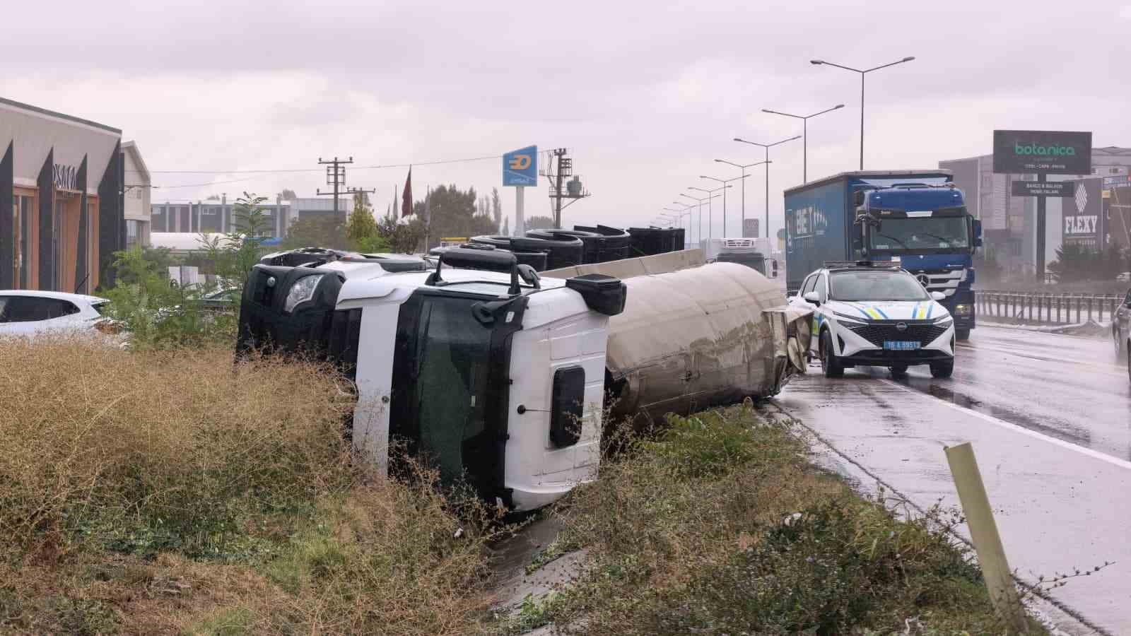 İnegöl’de tuz yüklü tır devrildi