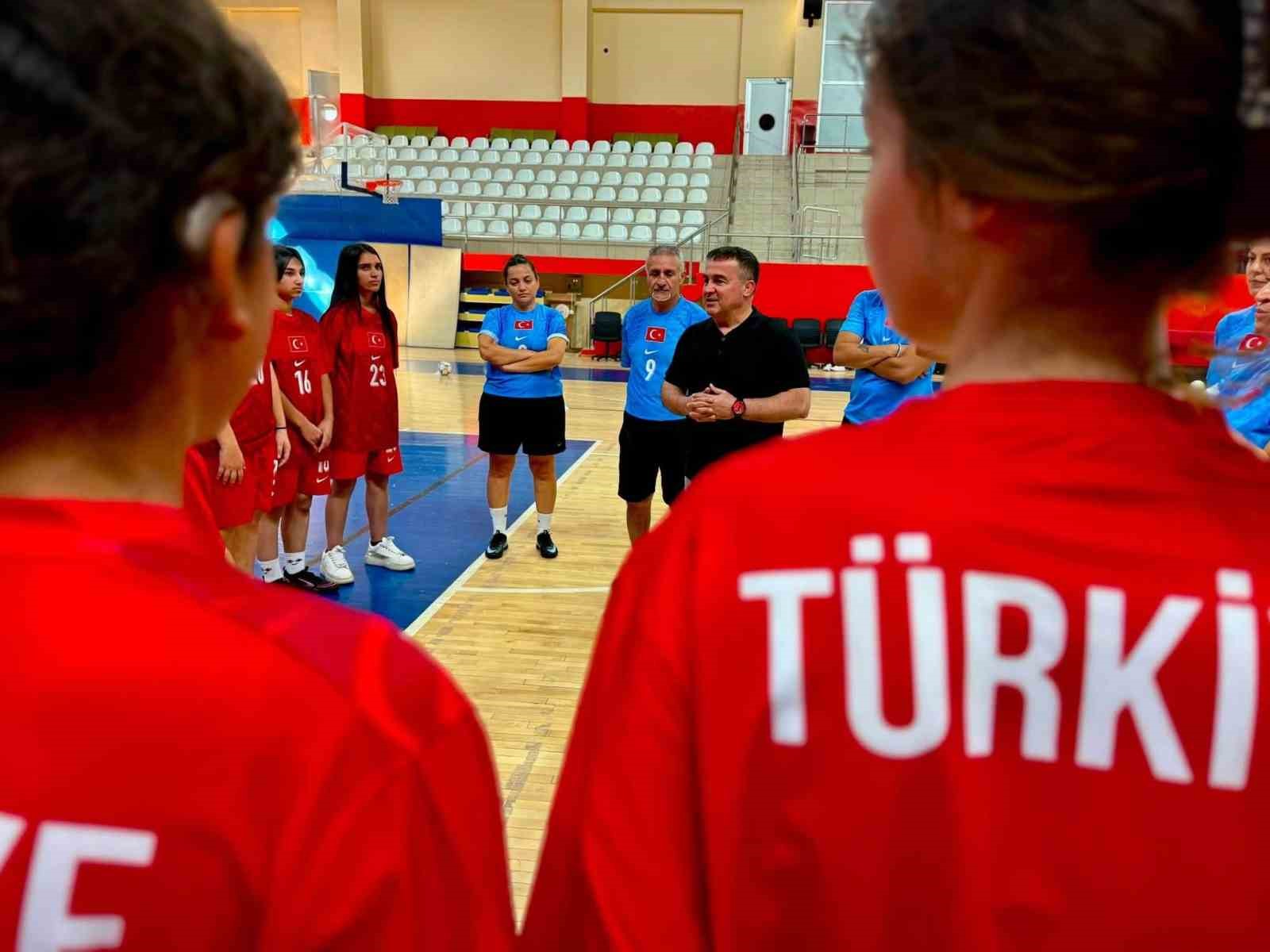 İşitme Engelliler Genç Kız Futsal Milli Takımı kampı Bilecik’te başladı
