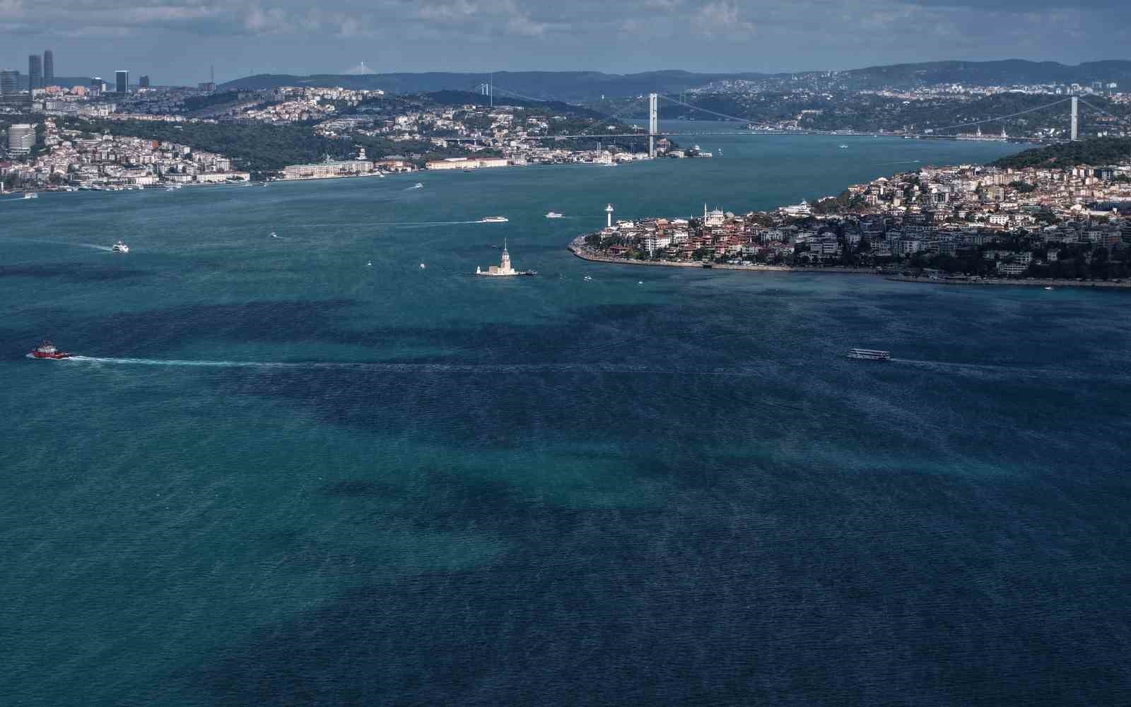 İstanbul Boğazı turkuaza büründü
