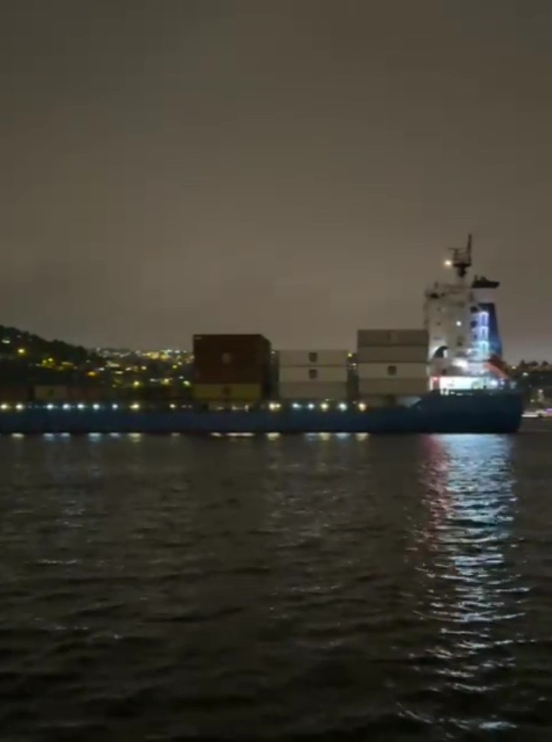 İstanbul Boğazı’nda arıza yaşayan gemi sürüklenerek ters döndü
