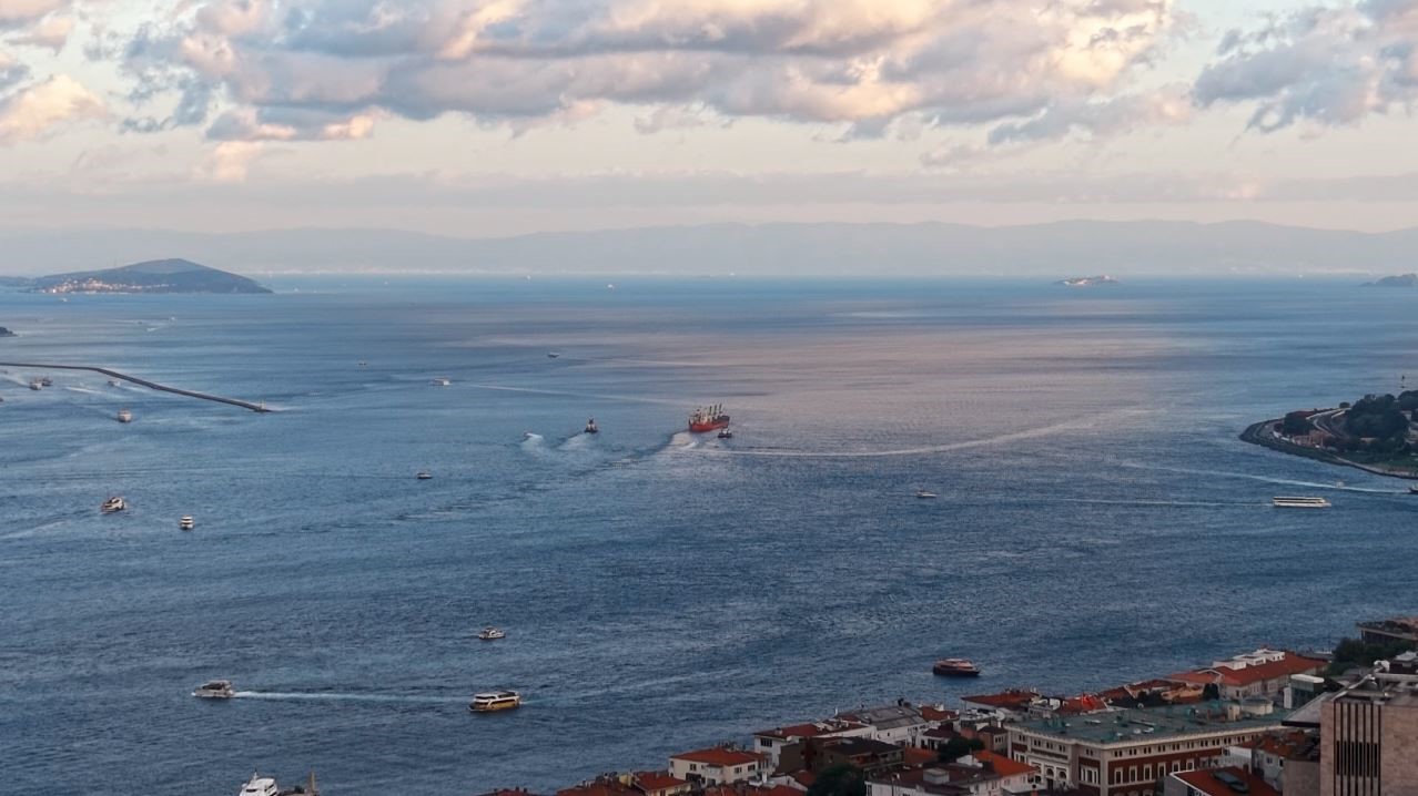 İstanbul Boğazı’nda arızalanan gemi Ahırkapı’ya demirlendi
