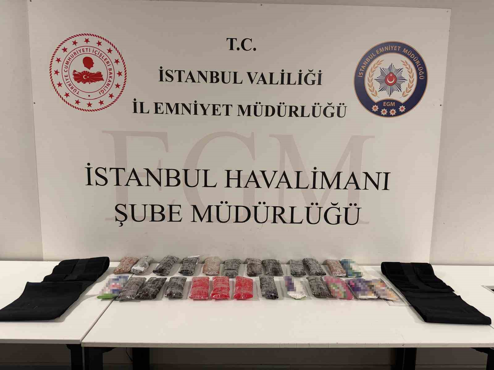 İstanbul Havalimanı’nda korse ve bacaklarına uyuşturucu gizleyen şüpheliler polisten kaçamadı
