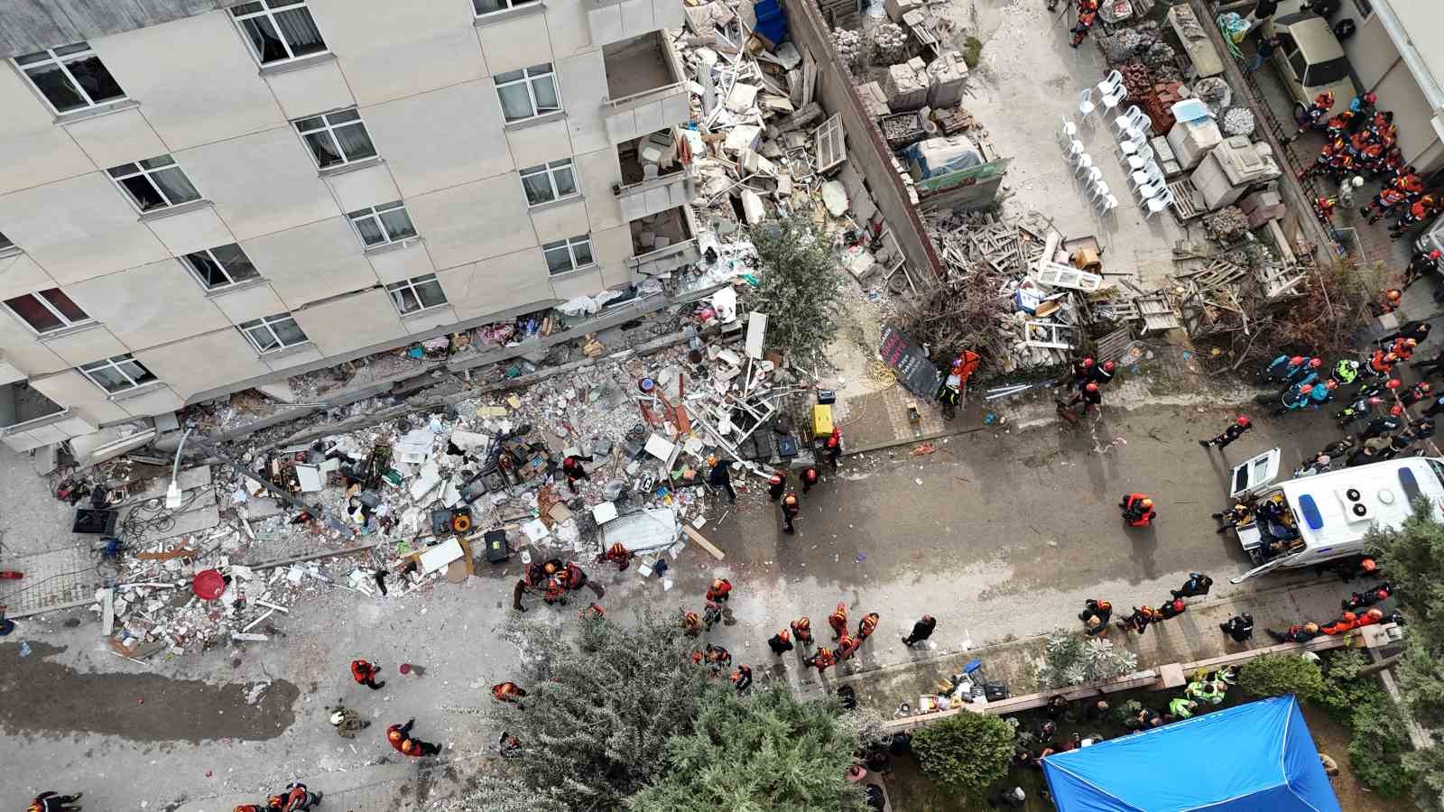 İstanbul Valiliği: "Maltepe’de 1 kişi hayatını kaybetti, 3 kişiyi arama kurtarma çalışmaları sürüyor"
