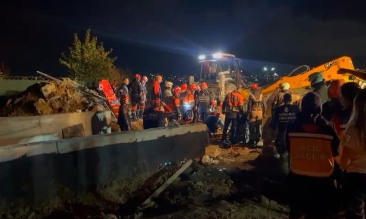 İstanbul Valiliğinden Büyükçekmece’deki göçükle ilgili açıklama: 3 kişi gözaltına alındı
