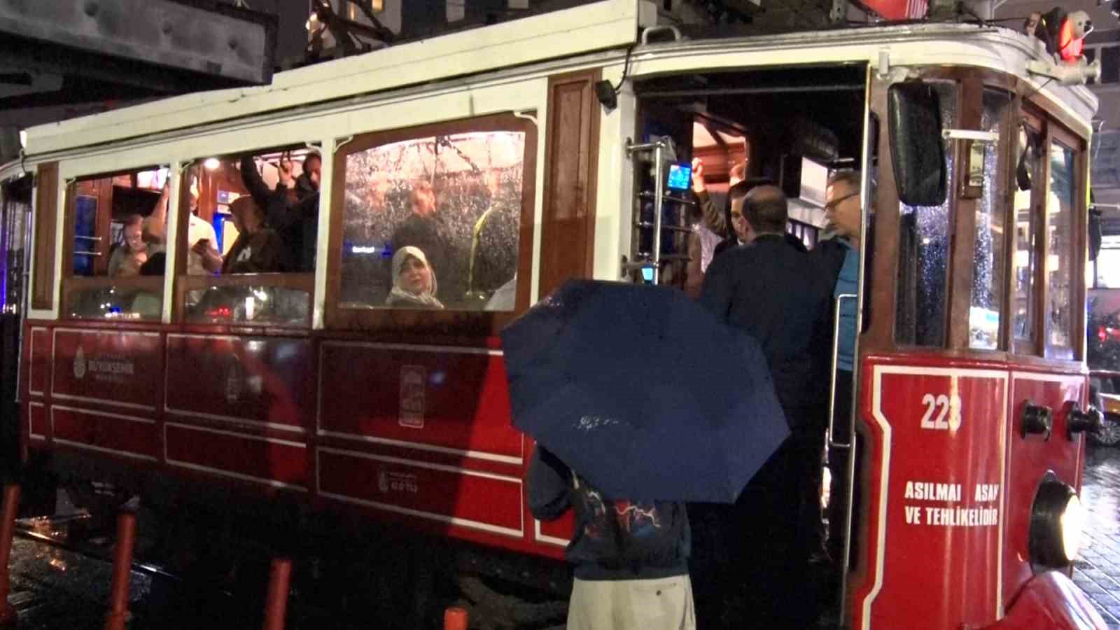 İstanbul’da etkili olan sağanakta vatandaşlar tramvaya sığındı

