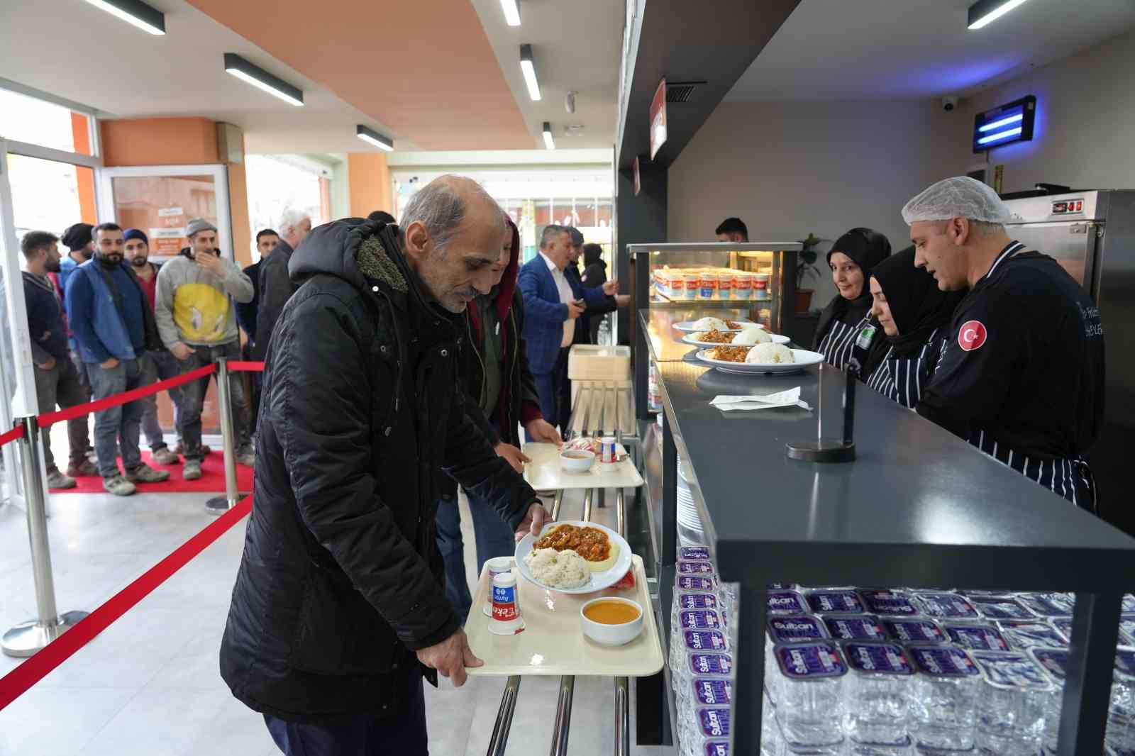 İstanbul’da örnek sosyal belediyecilik modeli: Ekmek 10 tl, yemek 55 tl, 20 bin emekliye 250 milyon TL destek
