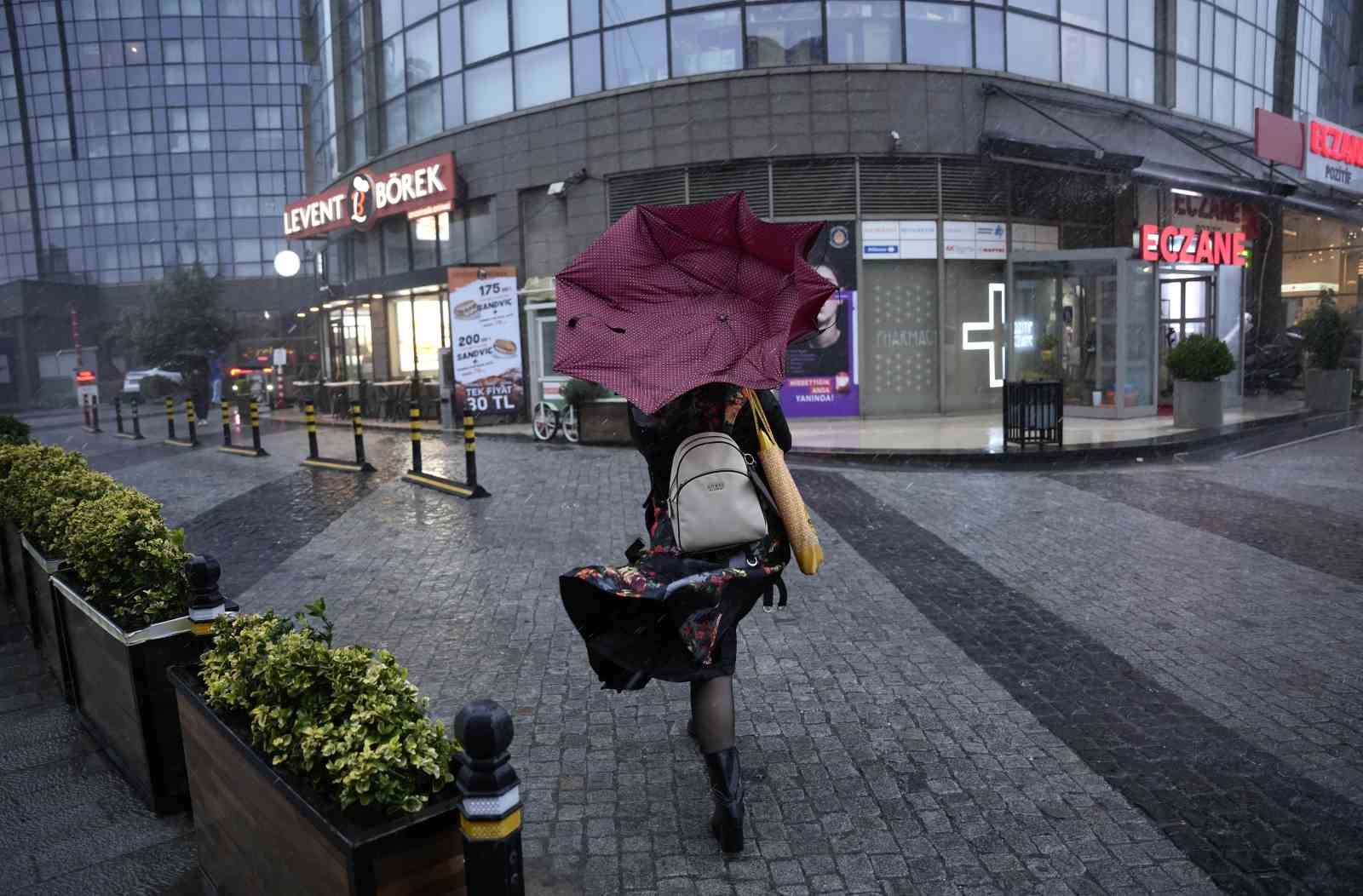 İstanbul’da vatandaşların şiddetli fırtına ve yağmurla imtihanı kamerada
