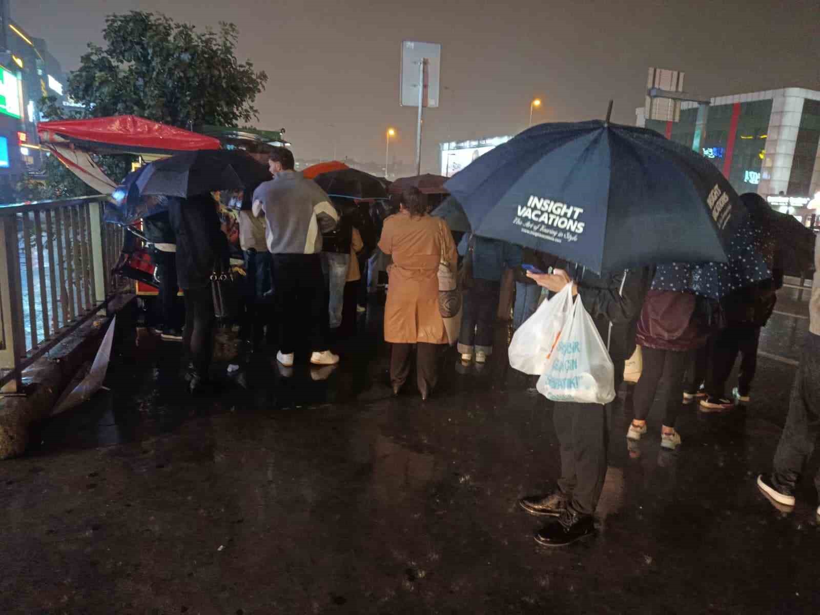 İstanbul’da yağış sonrası toplu taşıma duraklarında uzun kuyruklar oluştu

