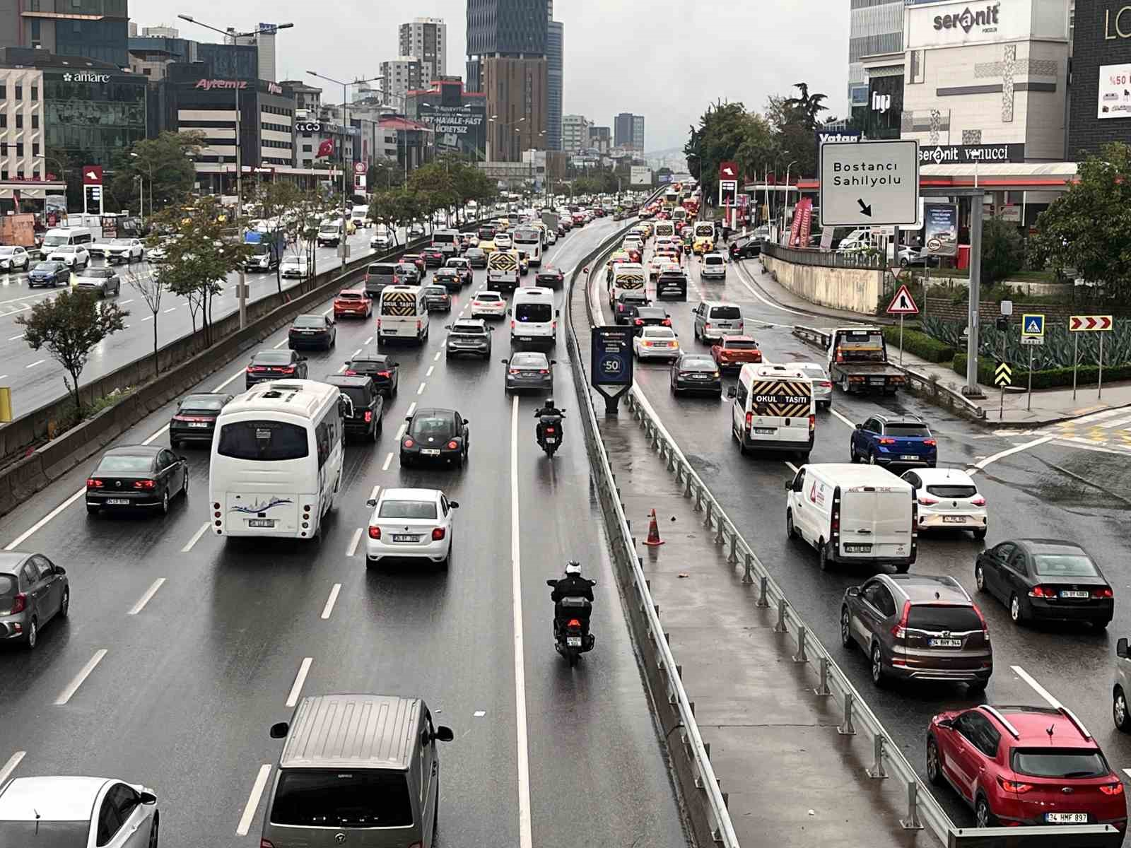 İstanbul’da yağmur trafiği kilitledi: Yoğunluk yüzde 89’a ulaştı
