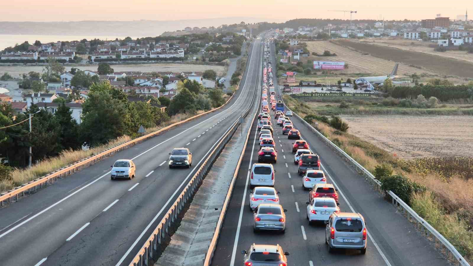 İstanbul’dan Tekirdağ’a hafta sonu akını: Kilometrelerce araç kuyruğu
