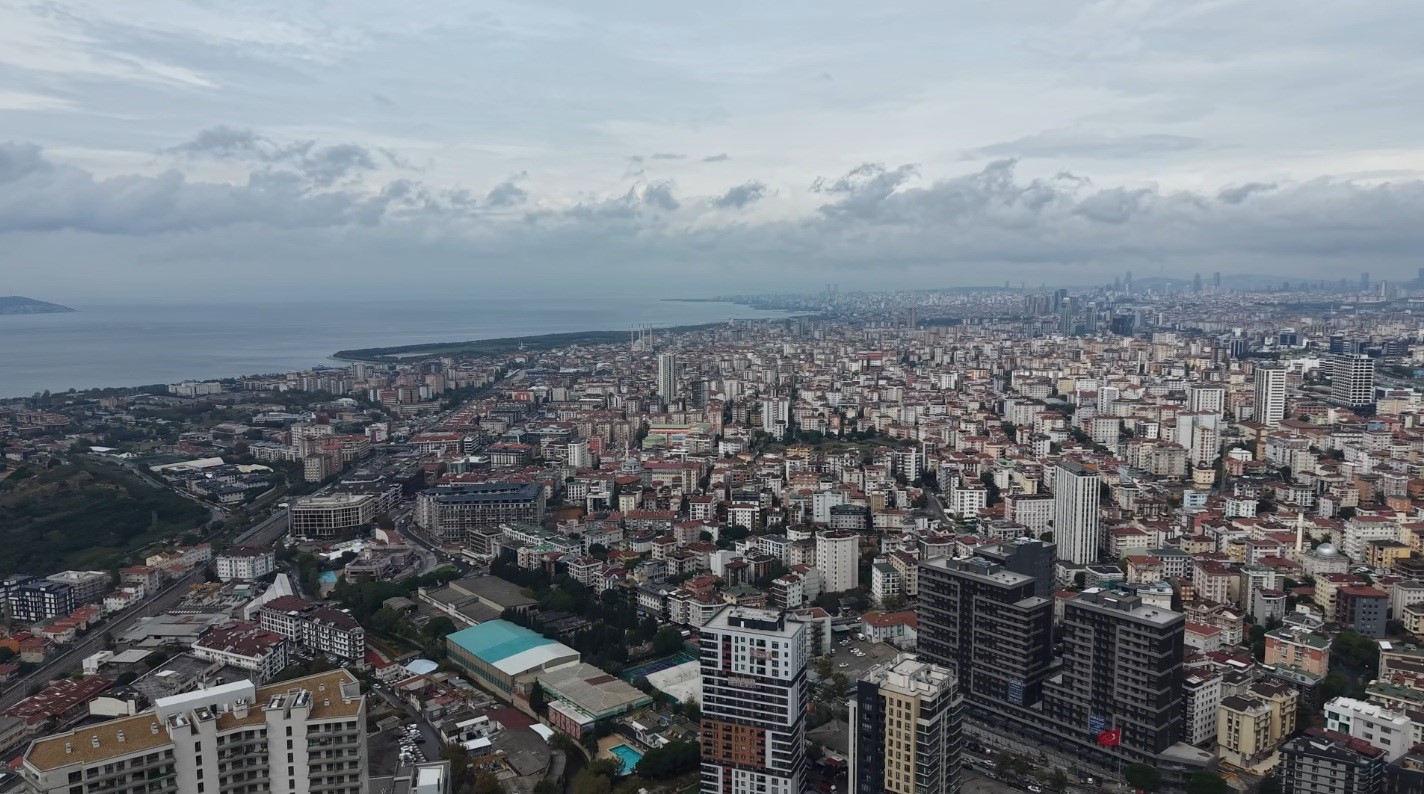 İstanbul’u iki farklı hava etkisi altına aldı: Yağmur bulutları havadan görüntülendi
