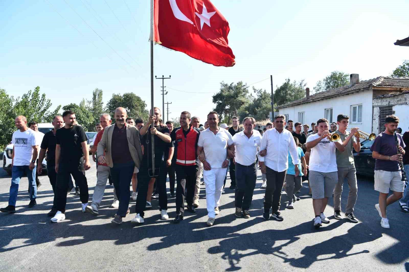 İvrindi’de Ahmet Akın’a davullu zurnalı karşılama
