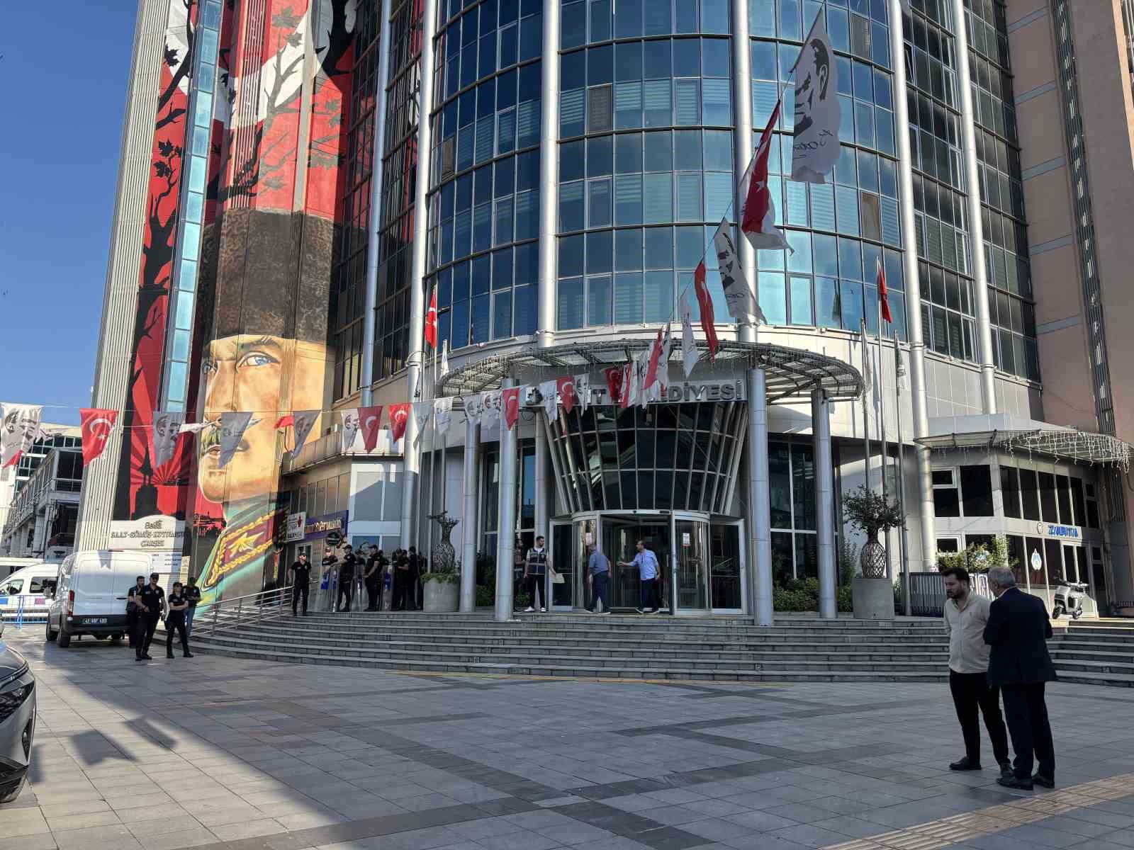 İzmit Belediye Başkanı Hürriyet ve eşi gözaltına alındı

