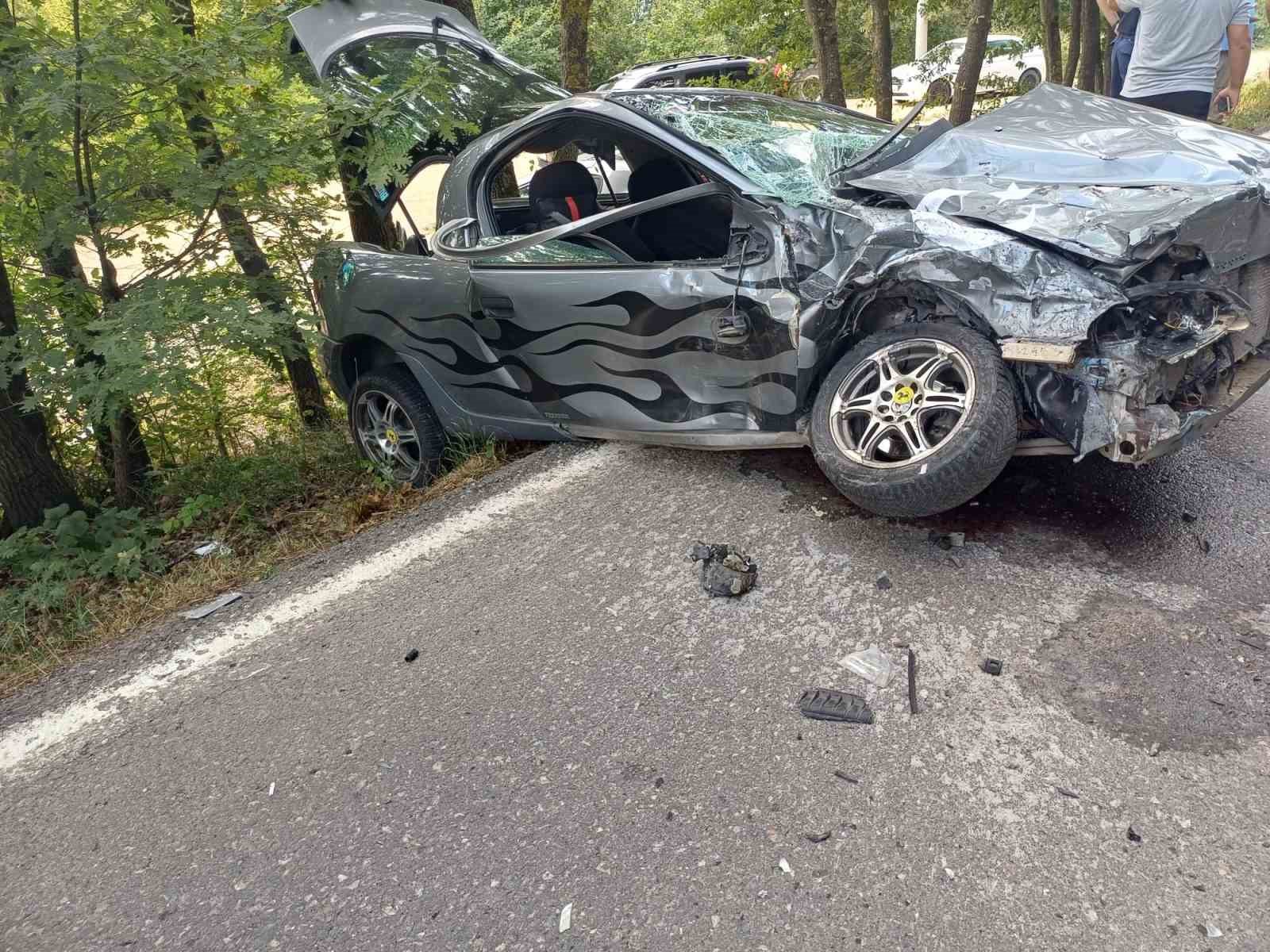 İzmit’te iki otomobil çarpıştı: 3 yaralı

