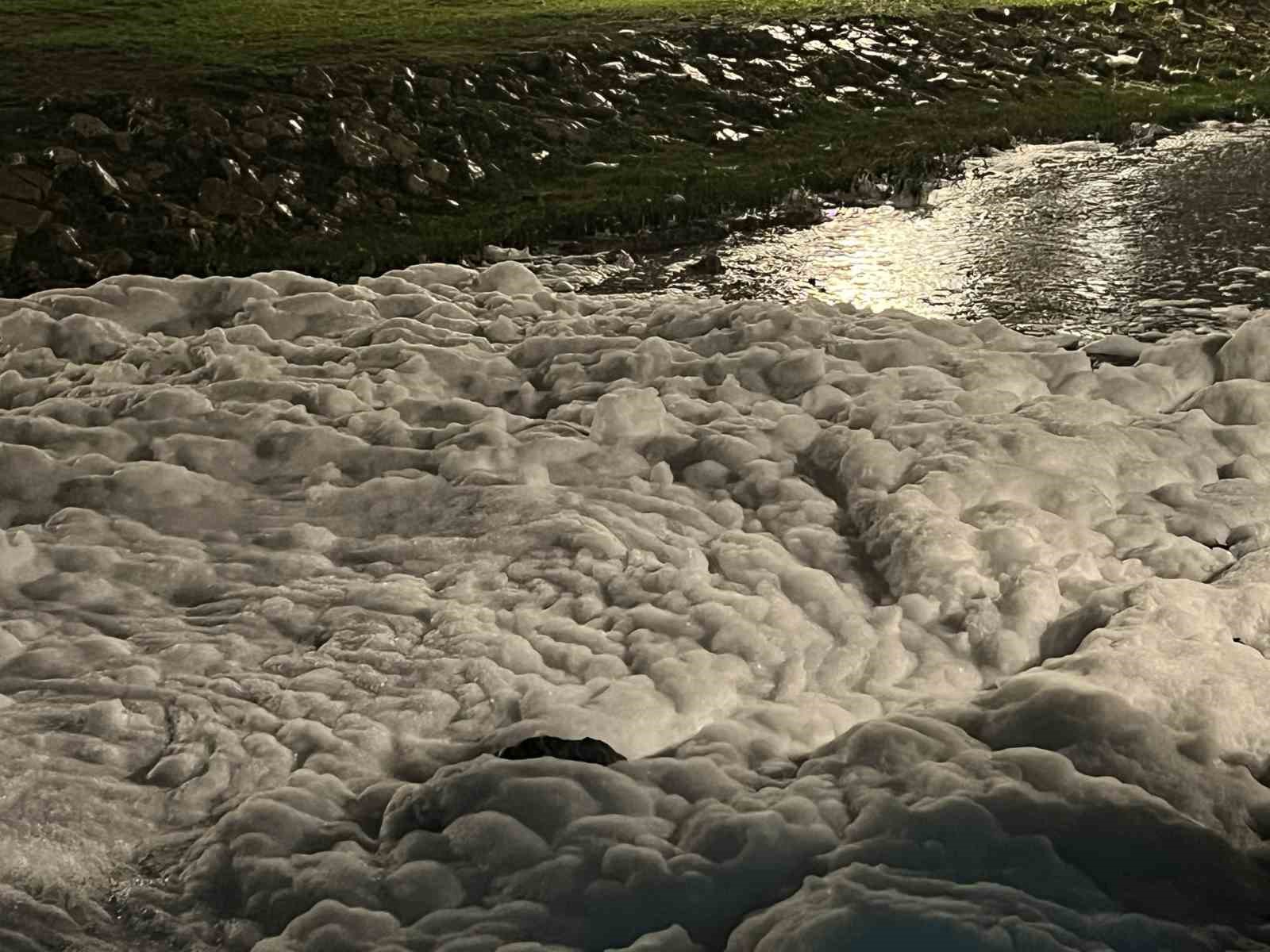 İzmit’te sahildeki köpükler merak uyandırdı
