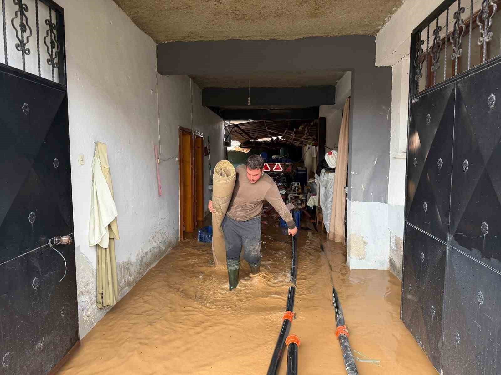 İznik’te Kara Dere taştı, evleri ve tarlaları su bastı
