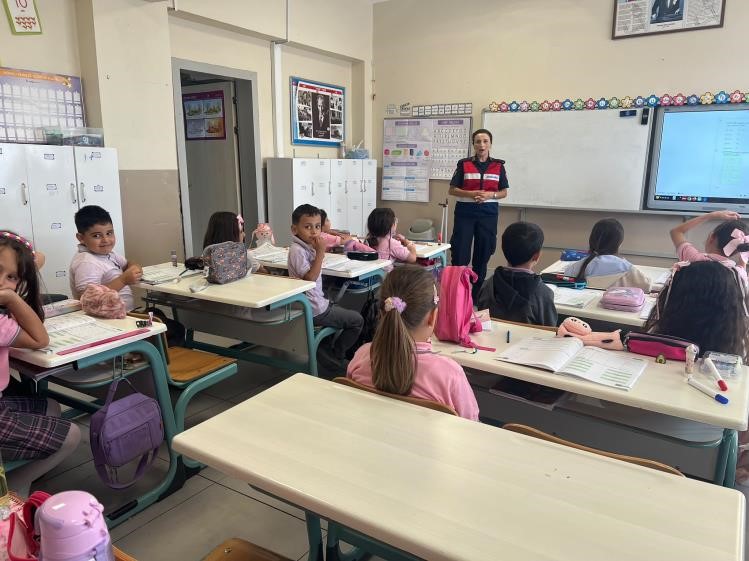 Jandarma, öğrencileri okulda bilgilendirdi
