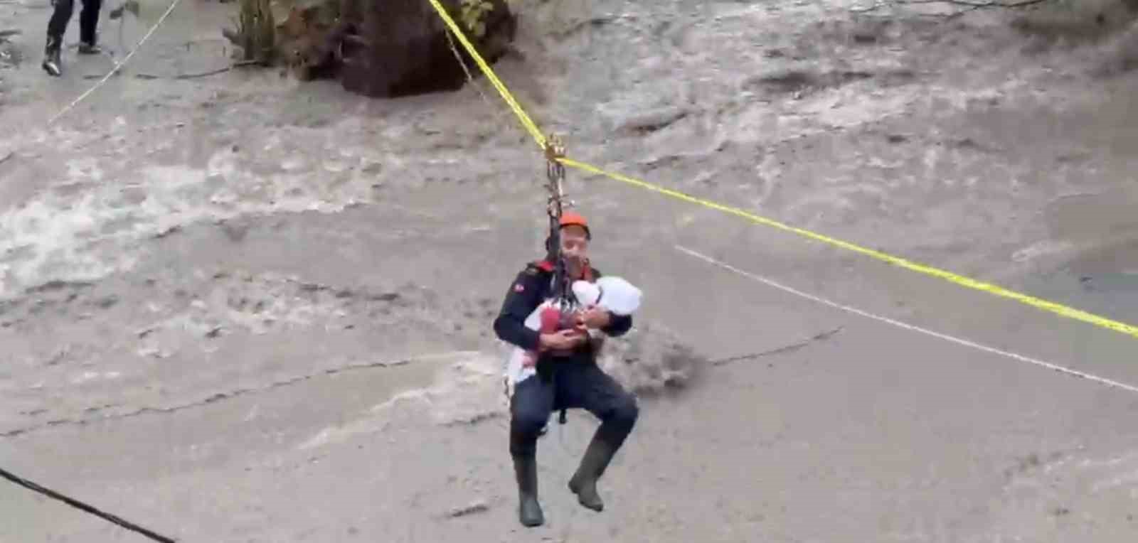 Jandarma sel bölgesinde canla başla mücadele ediyor
