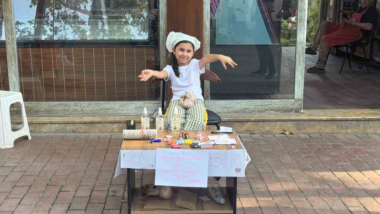 Japonya’ya gitmek için oyuncak ve takılarını satışa çıkardı
